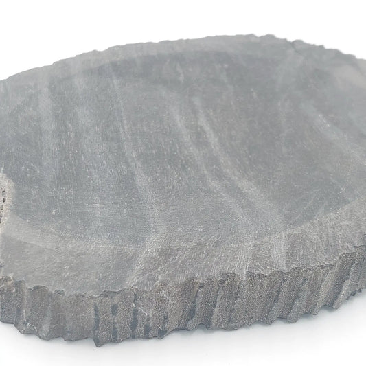 Suakmenėjusio medžio padėkliukas / muilinė, juoda